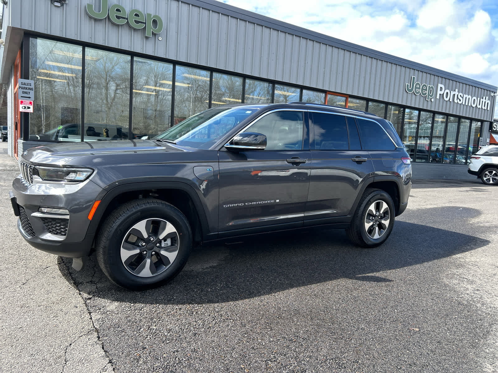 Used 2023 Jeep Grand Cherokee 4WD 4xe image 11