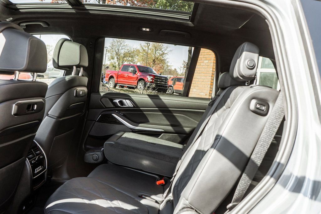 Used 2024 BMW X7 xDrive40i w/ M Sport Package image 23