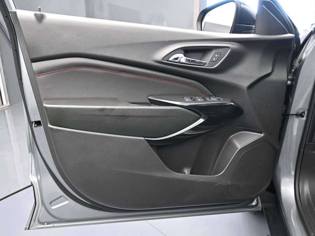 Used 2024 Chevrolet Trax RS w/ Sunroof Package image 29