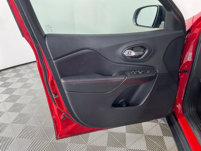 Used 2019 Jeep Cherokee Trailhawk AWD/4WD image 11