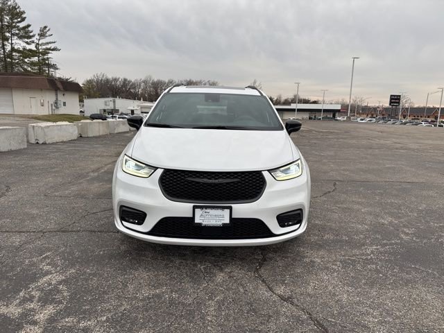 Used 2025 Chrysler Pacifica Limited FWD image 8