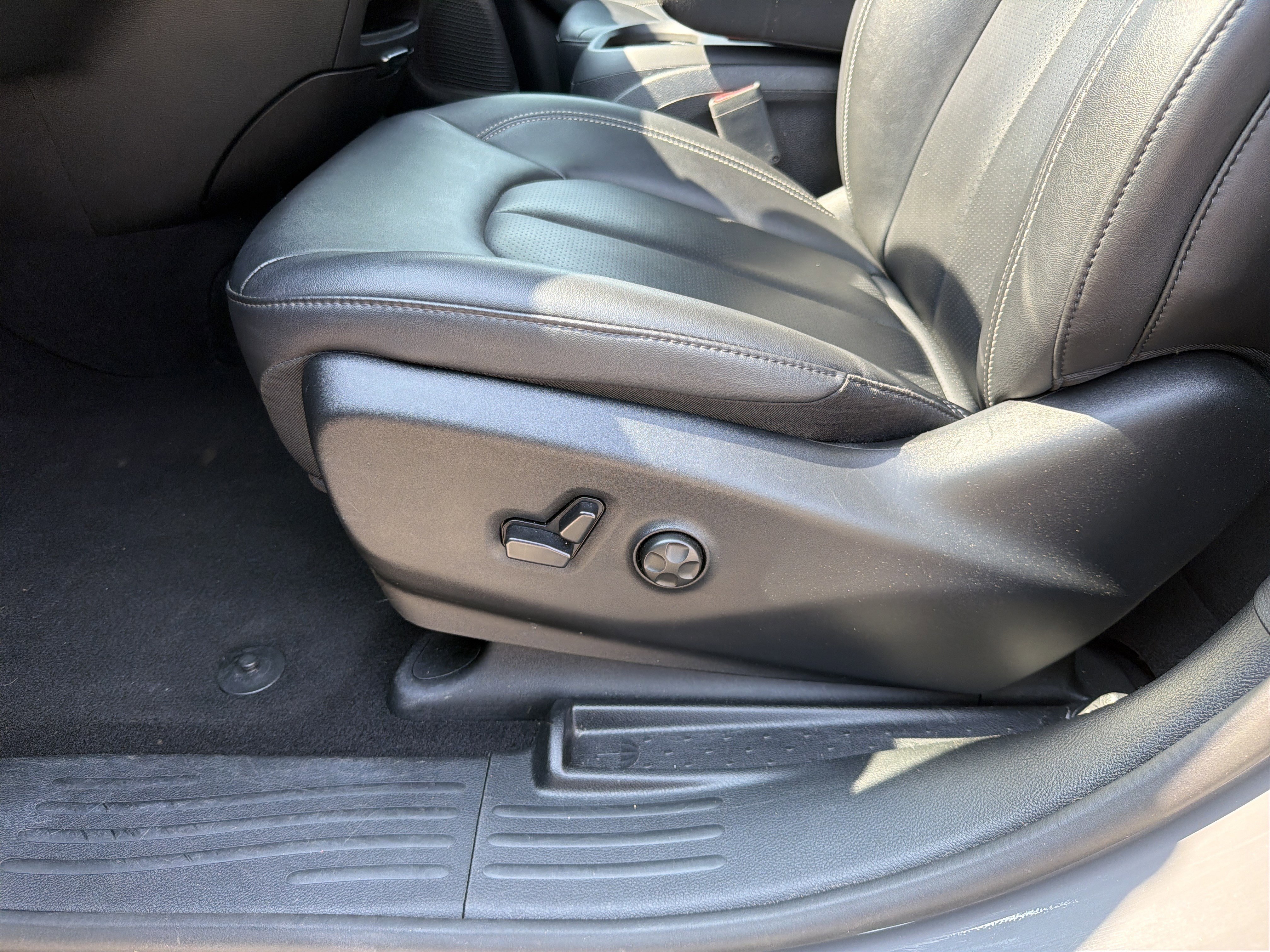 Used 2025 Chrysler Pacifica Select image 20