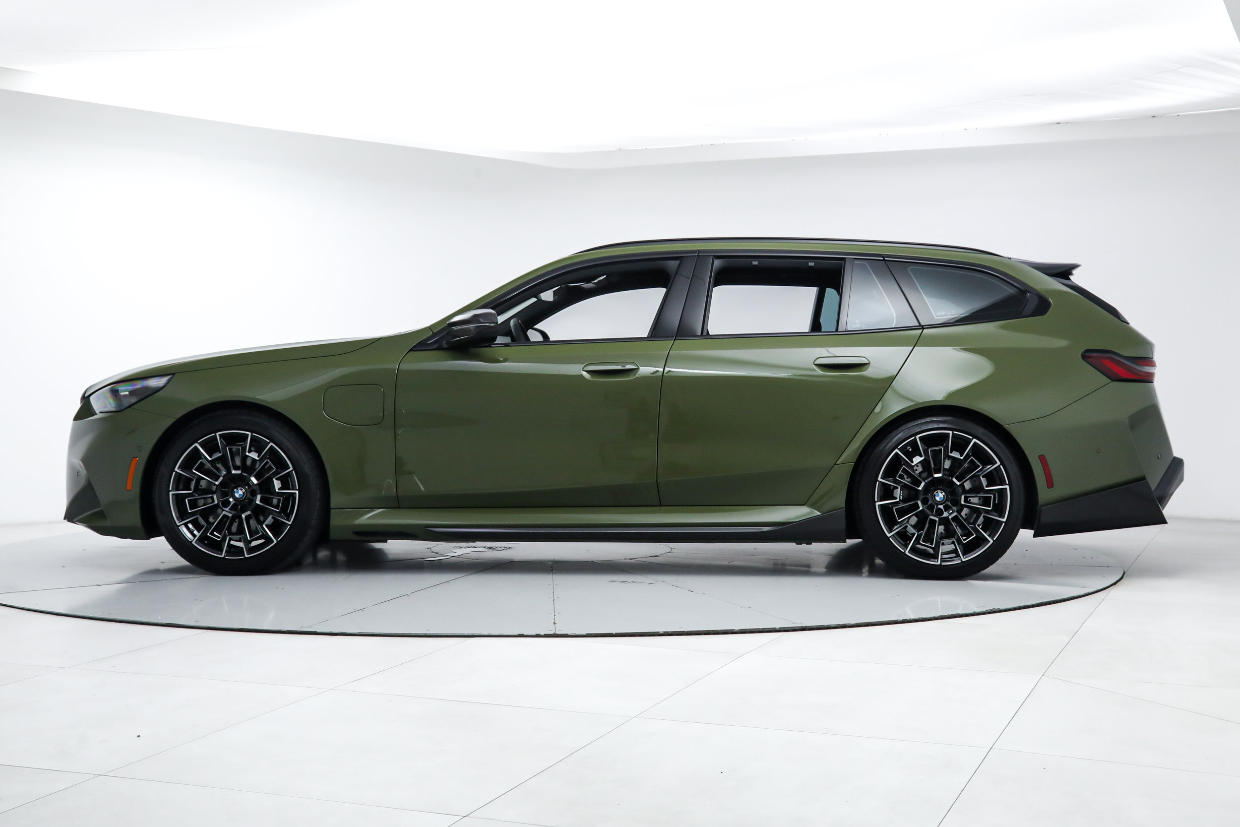 Used 2026 BMW M5 Touring w/ M Driver's Package AWD/4WD image 2