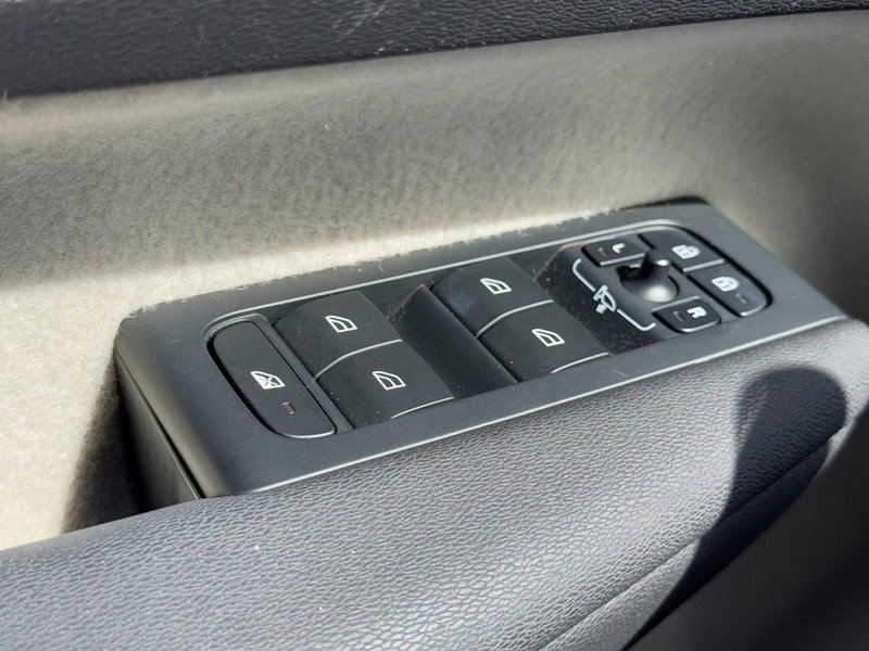 Certified 2023 Volvo XC40 B5 Ultimate w/ Protection Package Premier image 23