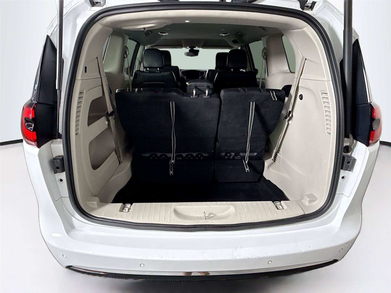 Used 2022 Chrysler Pacifica Touring-L FWD image 18