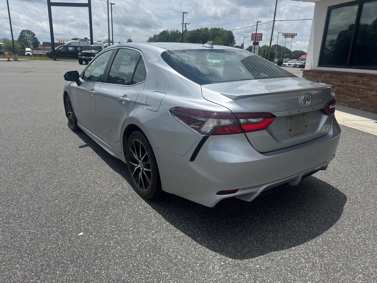 Used 2021 Toyota Camry SE FWD image 6