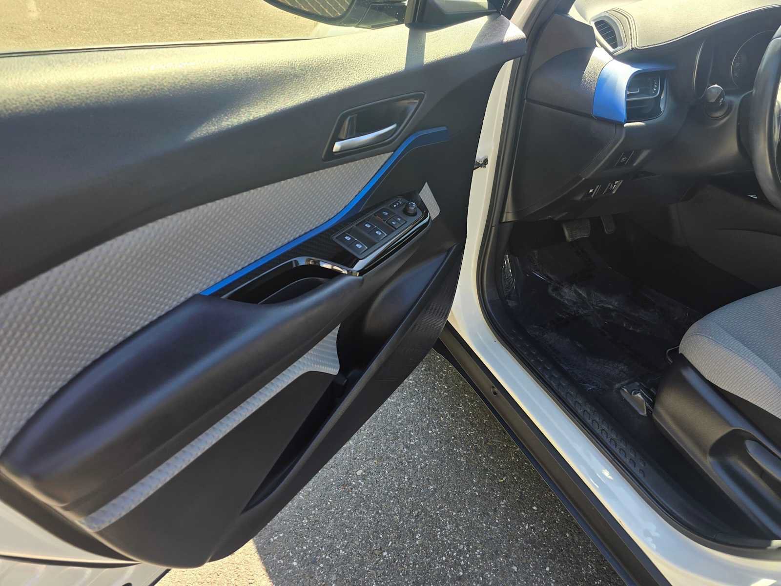 Used 2019 Toyota C-HR XLE FWD image 20