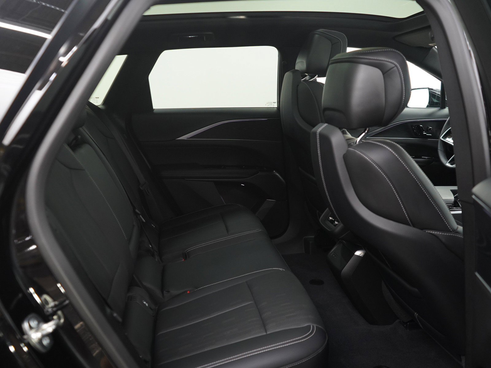 Used 2025 Cadillac Lyriq Luxury w/ LPO, Floor Liner Package AWD/4WD image 12