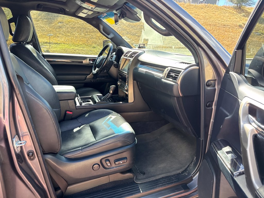 Used 2021 Lexus GX 460 Luxury w/ Sport Design Package AWD/4WD image 28
