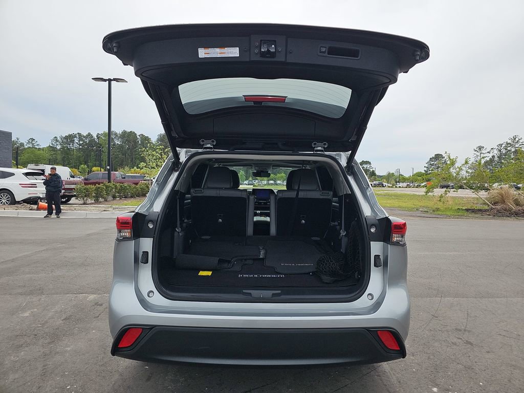 Used 2023 Toyota Highlander XLE FWD image 18