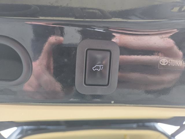 Used 2014 Toyota Highlander Limited w/ Driver Technology Package image 18