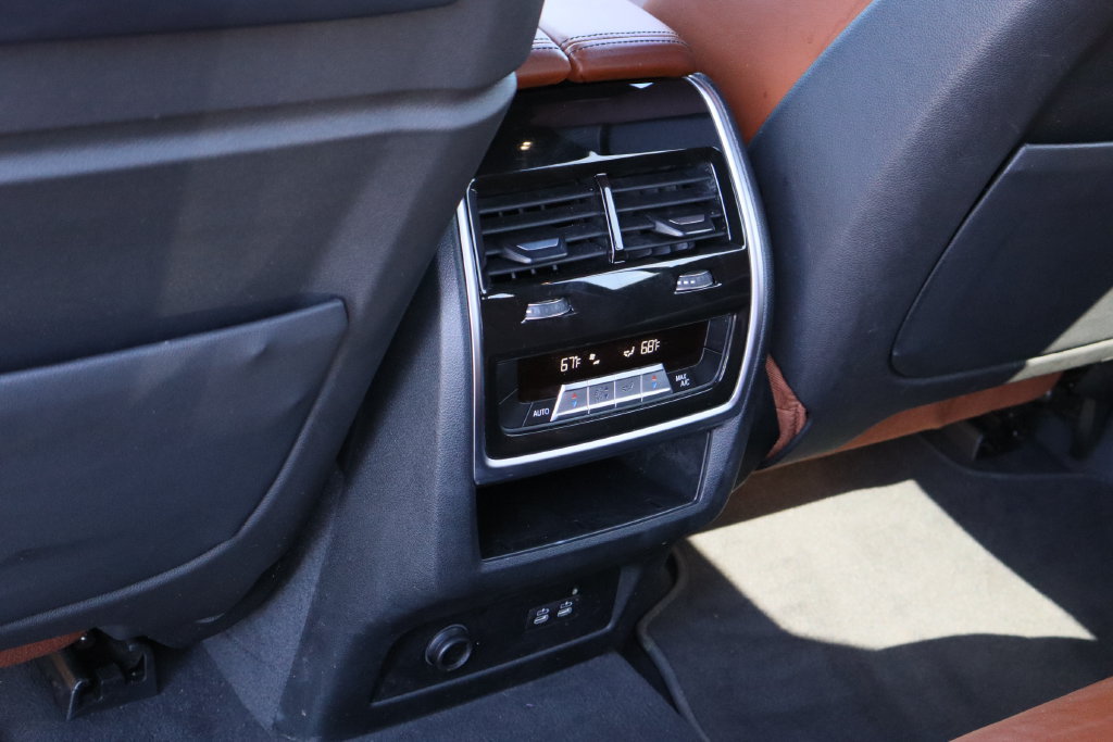 Used 2022 BMW X7 M50i AWD/4WD image 24