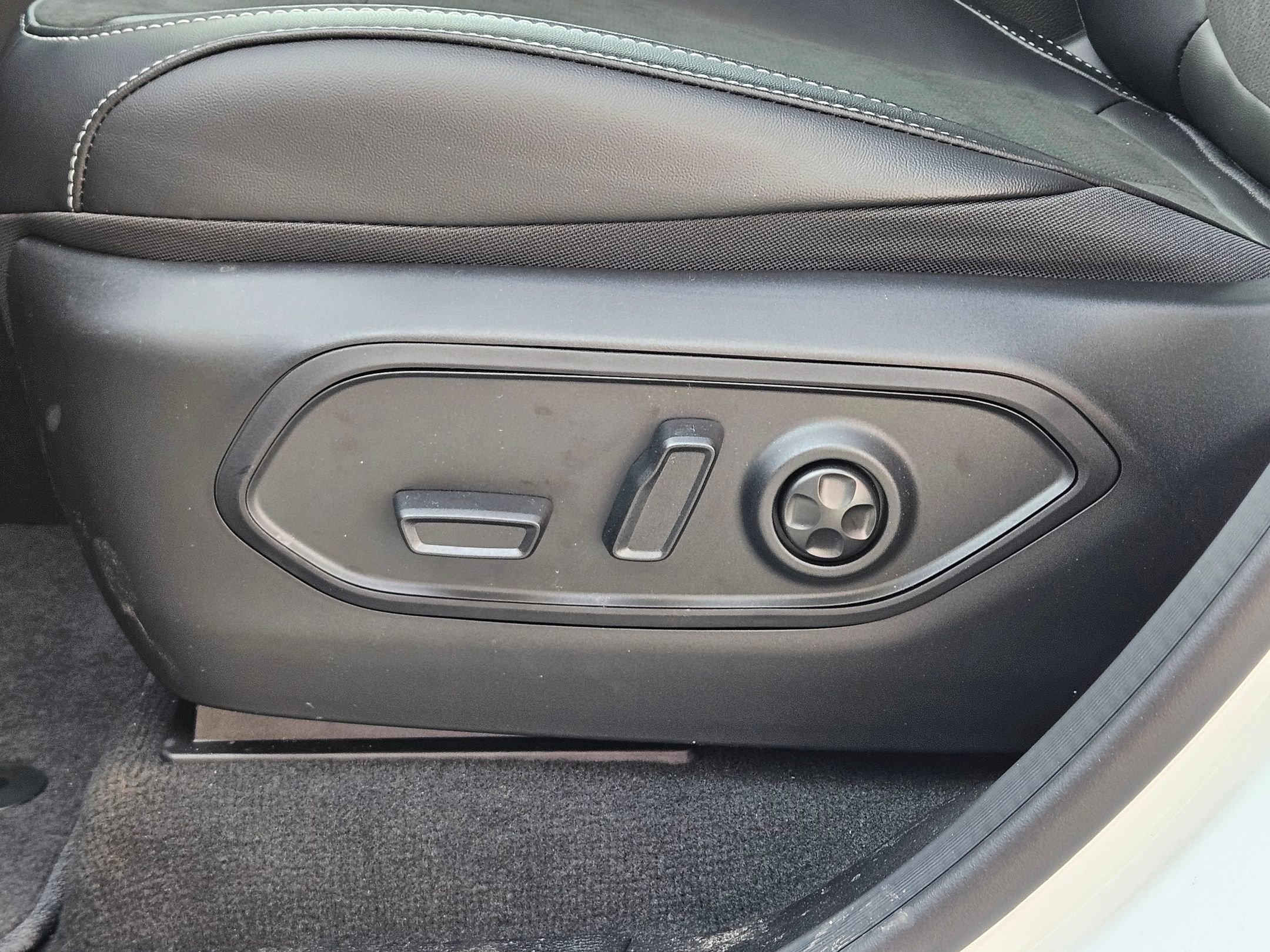 New 2026 Jeep Grand Cherokee Altitude AWD/4WD image 19