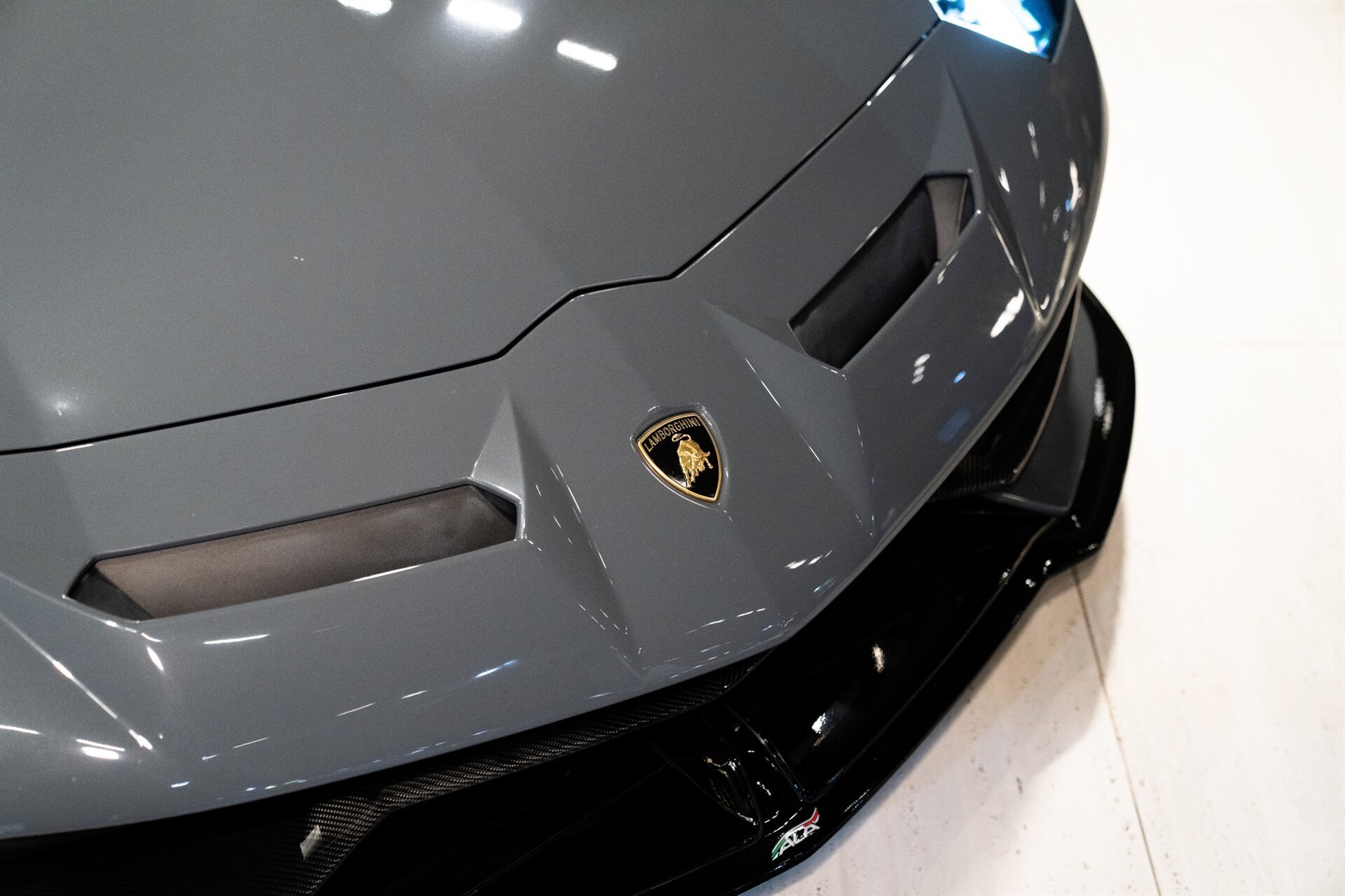Used 2020 Lamborghini Aventador SVJ AWD/4WD image 10