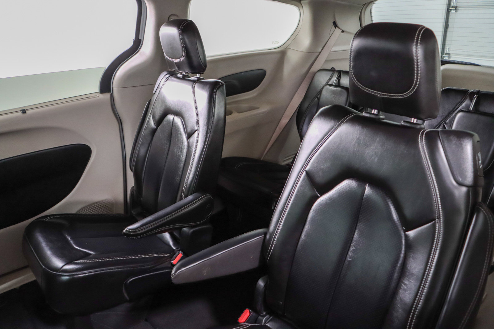 Used 2023 Chrysler Pacifica Touring-L FWD image 25