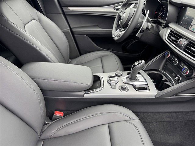 New 2025 Alfa Romeo Stelvio Sprint image 9