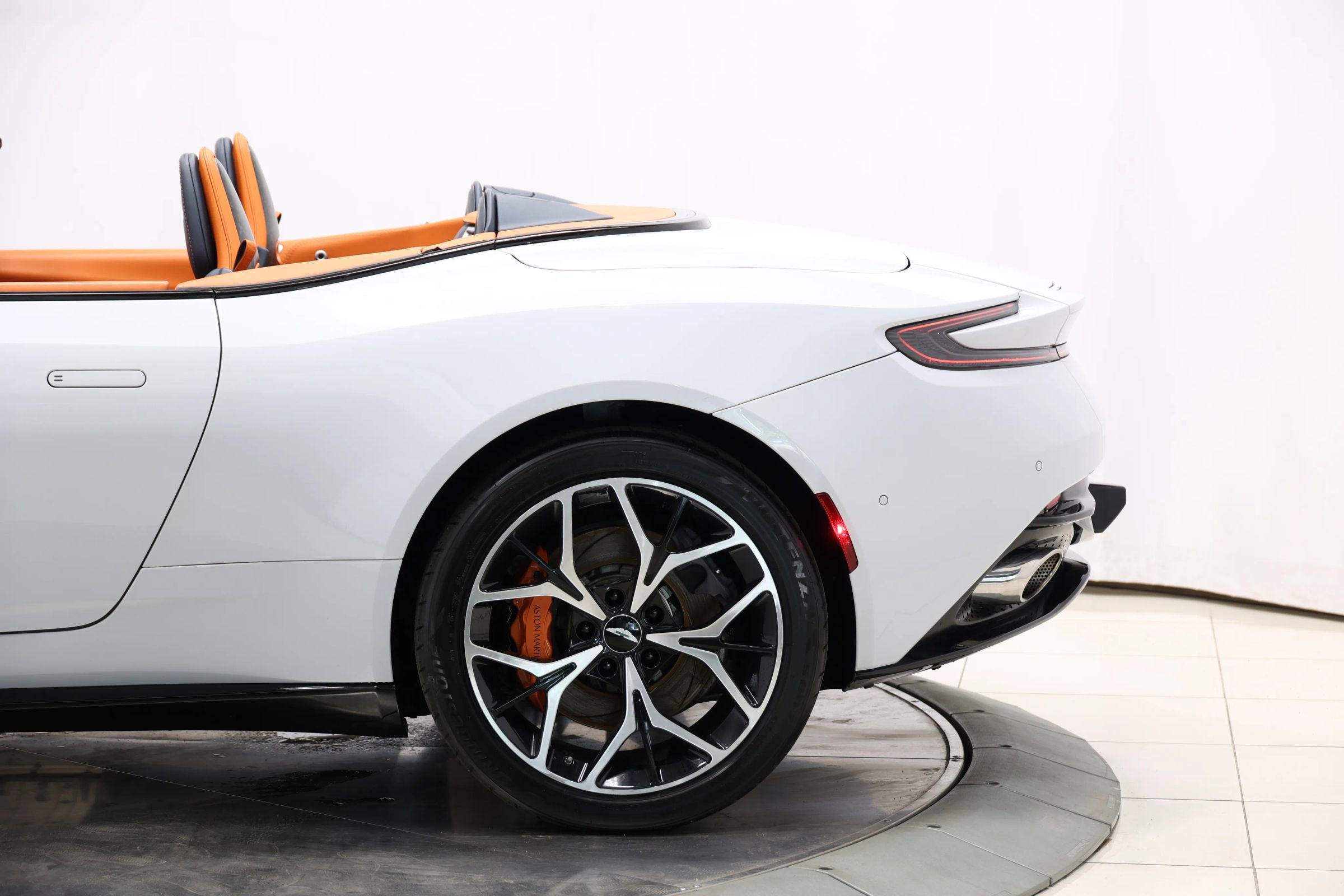 Used 2019 Aston Martin DB11 Volante RWD image 10
