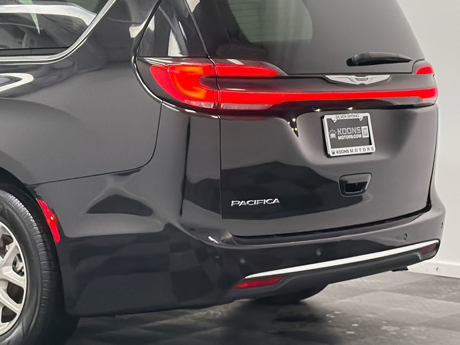 Used 2024 Chrysler Pacifica Touring-L image 7