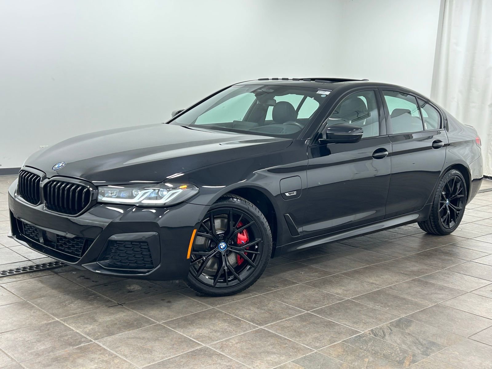 Used 2023 BMW 530e xDrive w/ Premium Package image 1