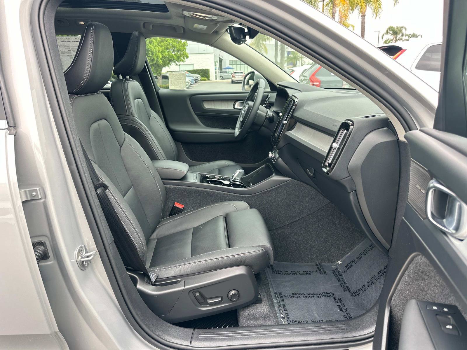 Certified 2024 Volvo XC40 B5 Ultimate w/ Climate Package image 25