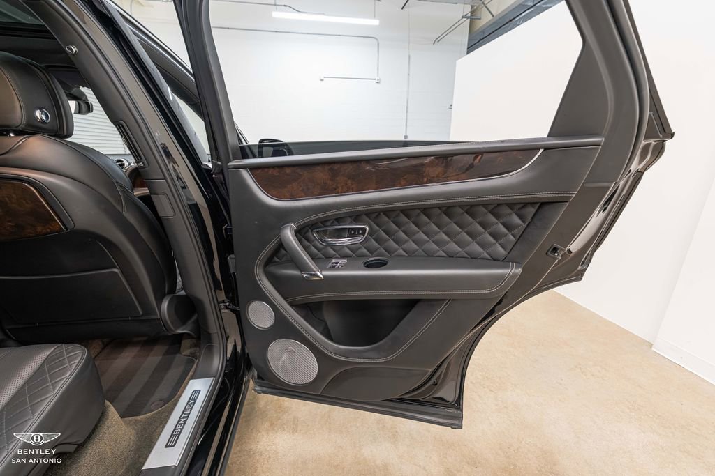 Used 2017 Bentley Bentayga AWD/4WD image 30