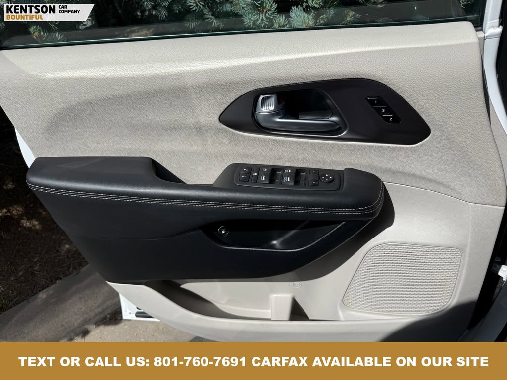 Used 2024 Chrysler Pacifica Select image 20
