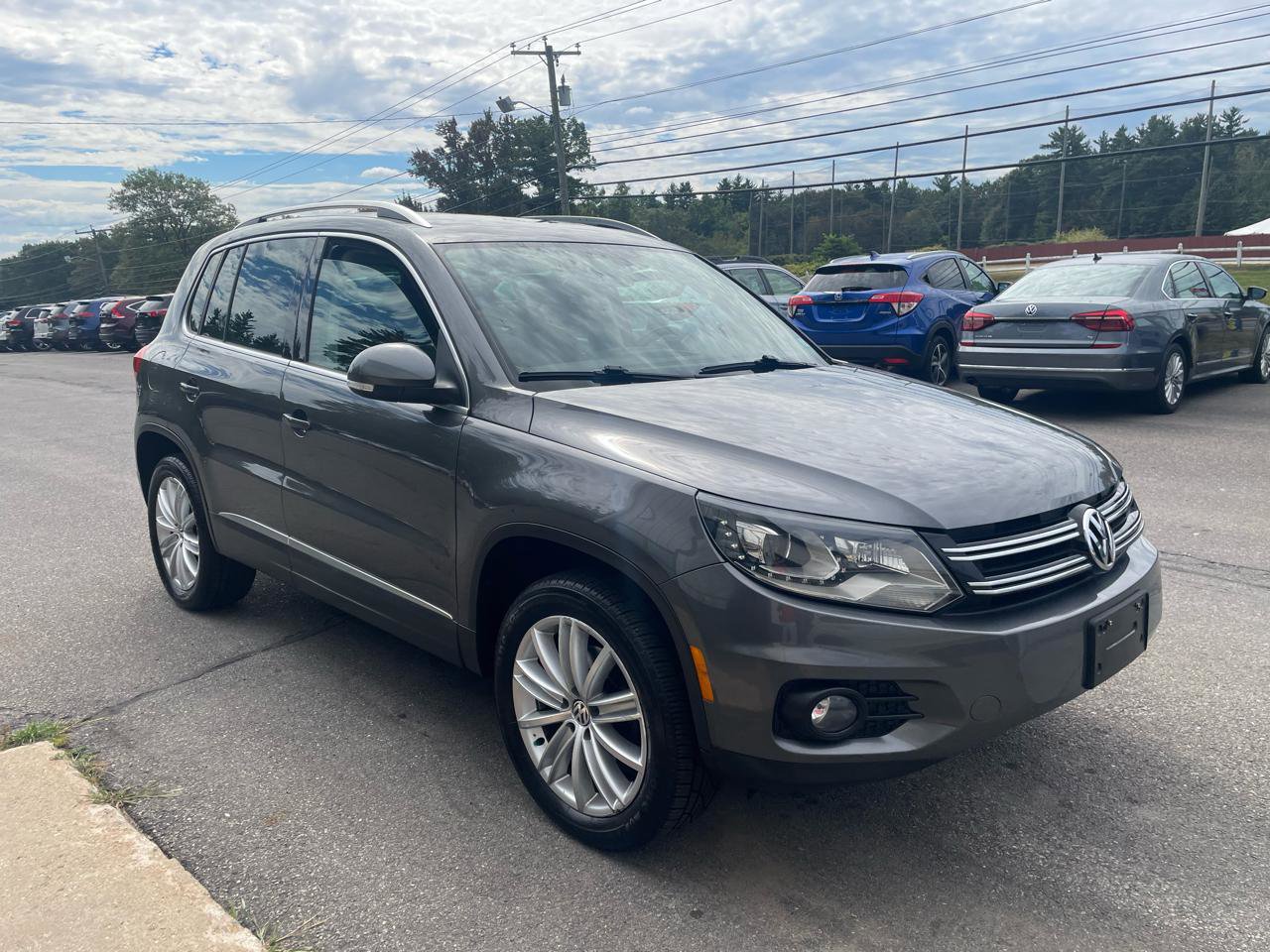 Used 2016 Volkswagen Tiguan SE image 3