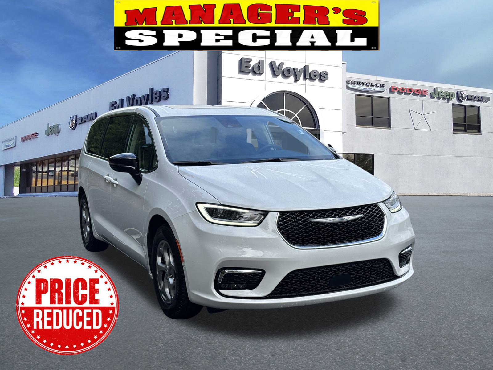 Used 2024 Chrysler Pacifica Limited w/ Uconnect Theater Family Group