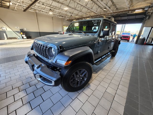 Used 2025 Jeep Gladiator Sport AWD/4WD image 3