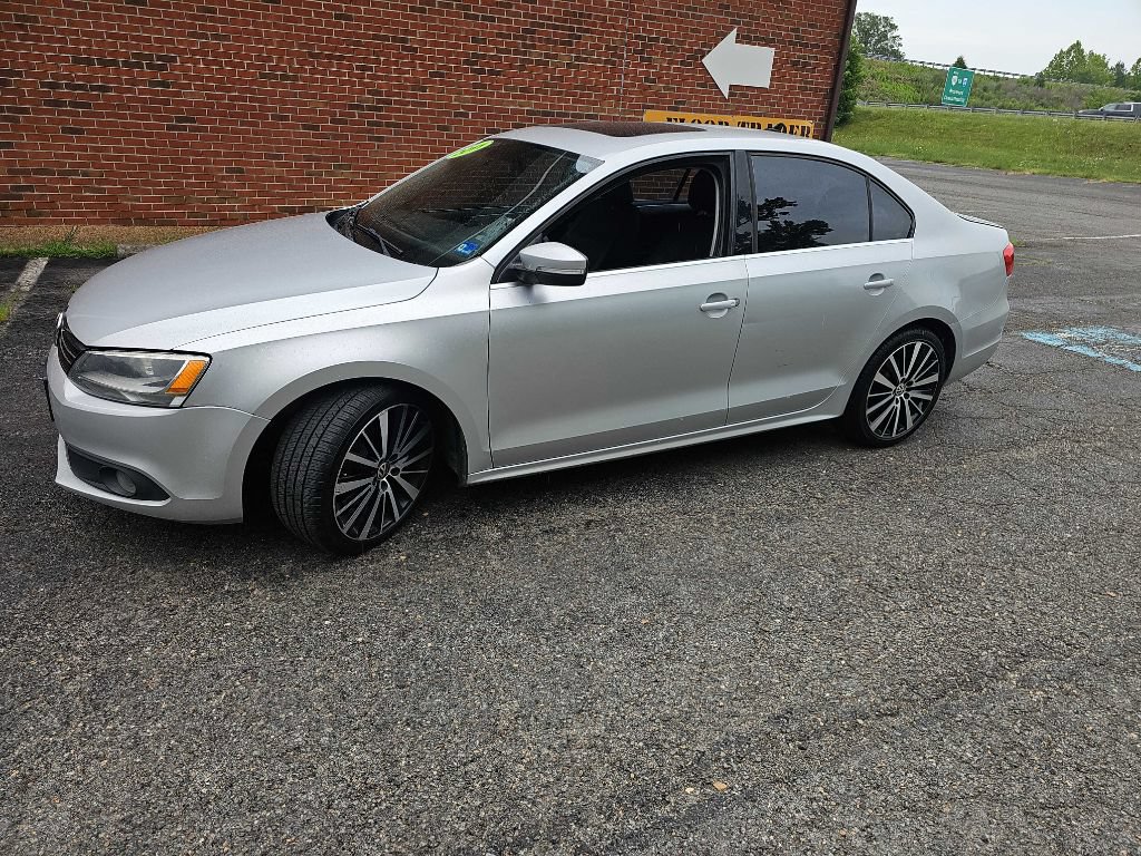Used 2011 Volkswagen Jetta SEL FWD image 1