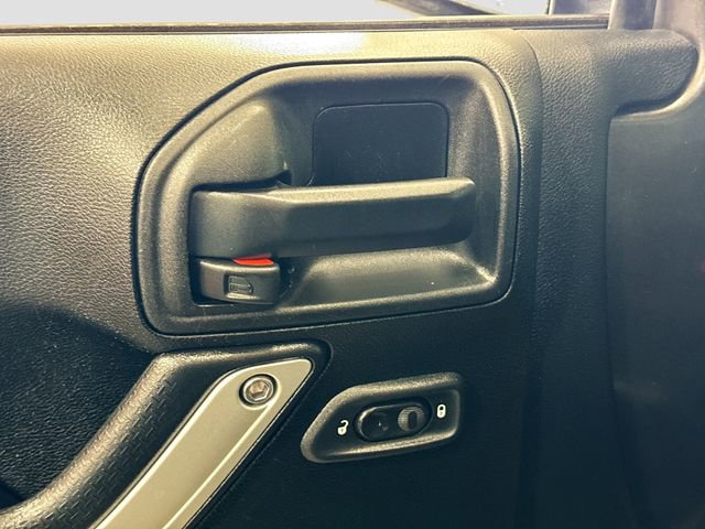 Used 2017 Jeep Wrangler Unlimited Rubicon w/ Connectivity Group image 17