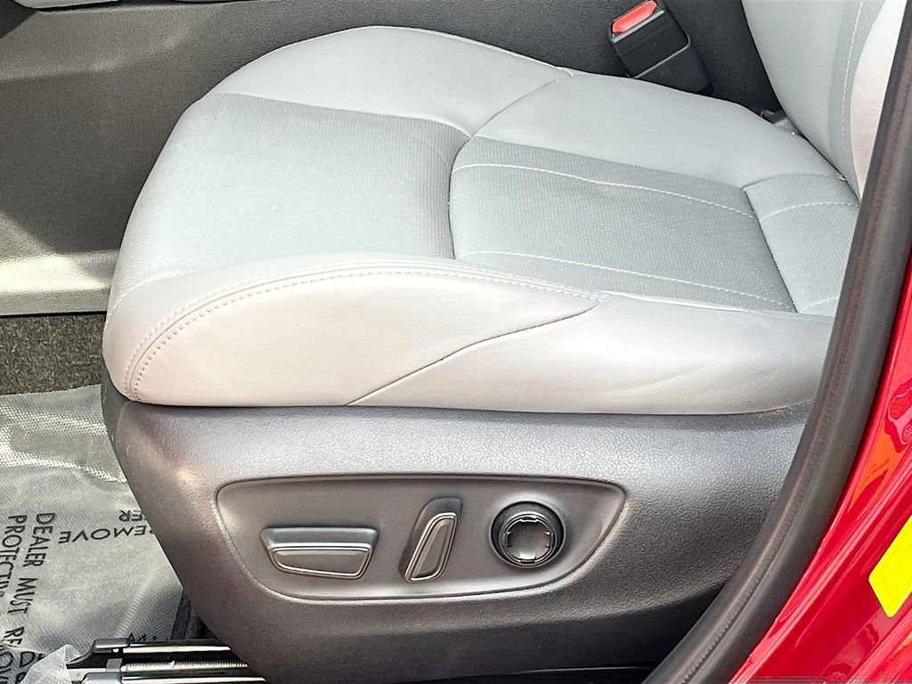 Used 2024 Toyota Venza Limited image 18
