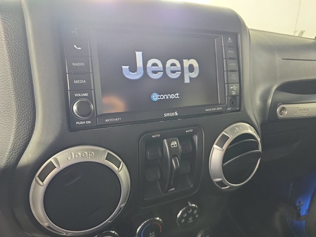 Used 2015 Jeep Wrangler Unlimited Sahara w/ Connectivity Group AWD/4WD image 15