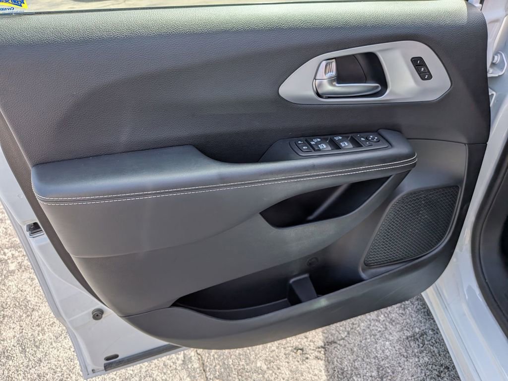 Used 2025 Chrysler Pacifica Limited image 10