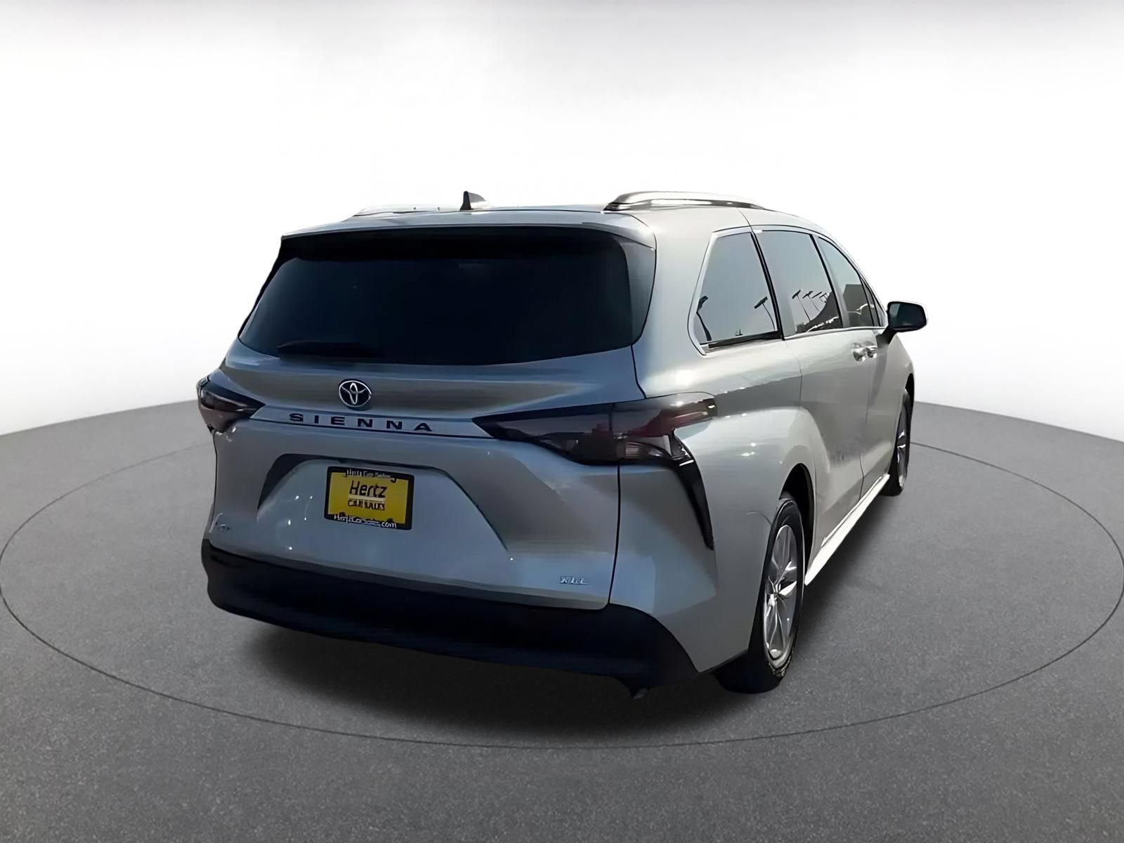 Used 2025 Toyota Sienna XLE FWD image 13