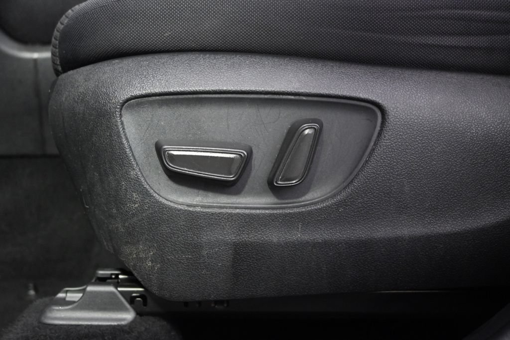 Used 2021 Toyota Highlander LE AWD/4WD image 14