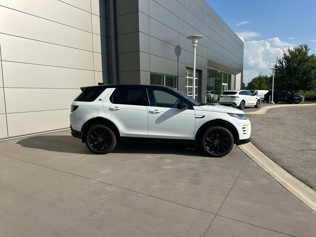 New 2025 Land Rover Discovery Sport Dynamic SE image 4