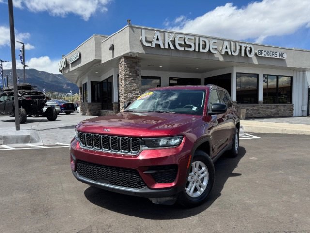 Used 2023 Jeep Grand Cherokee Laredo image 1