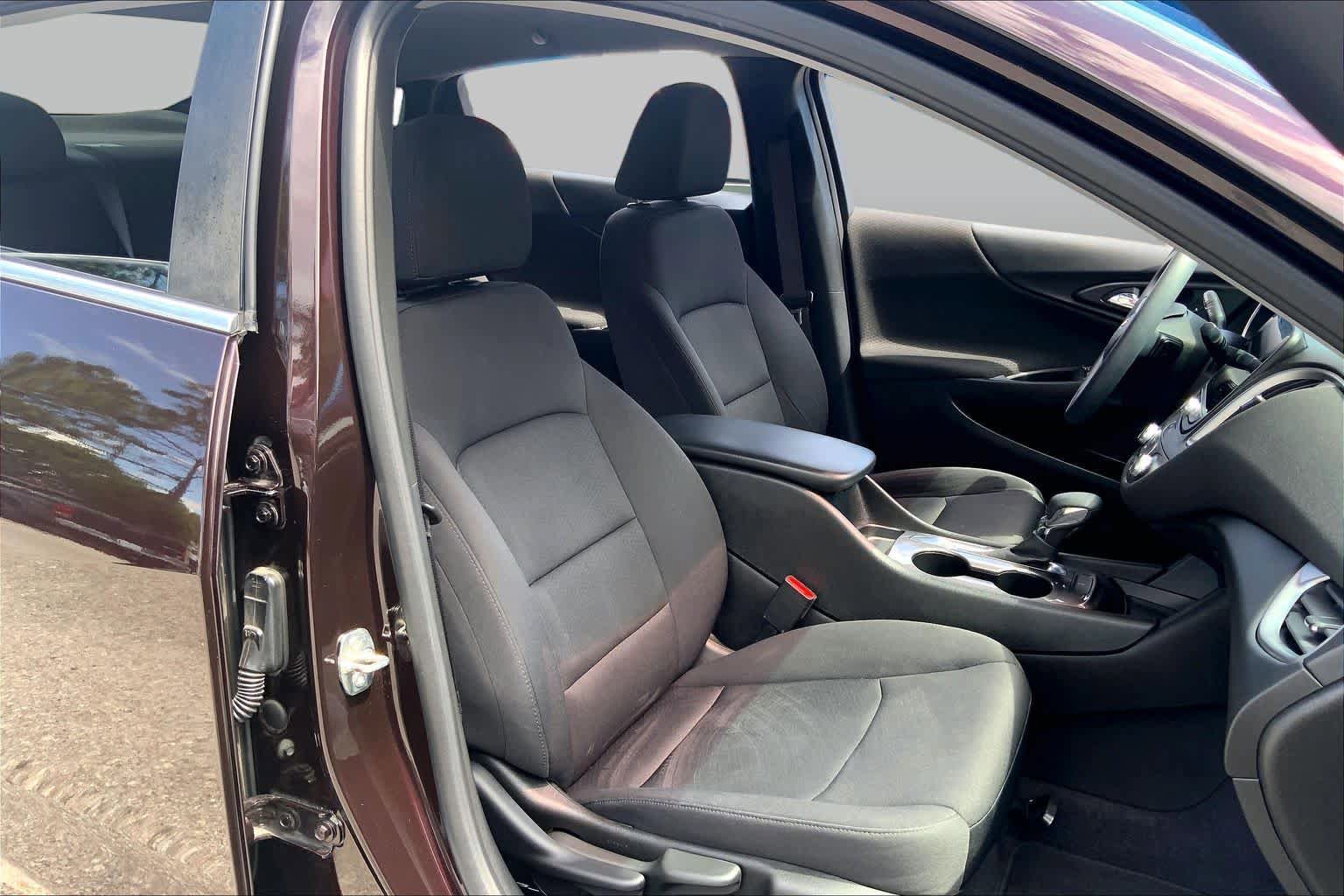 Used 2021 Chevrolet Malibu LS FWD image 9