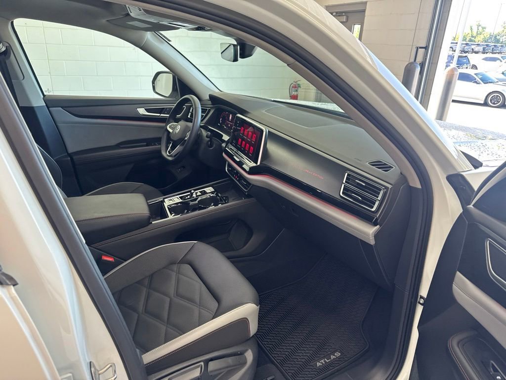 Certified 2025 Volkswagen Atlas Peak Edition SE AWD/4WD image 9