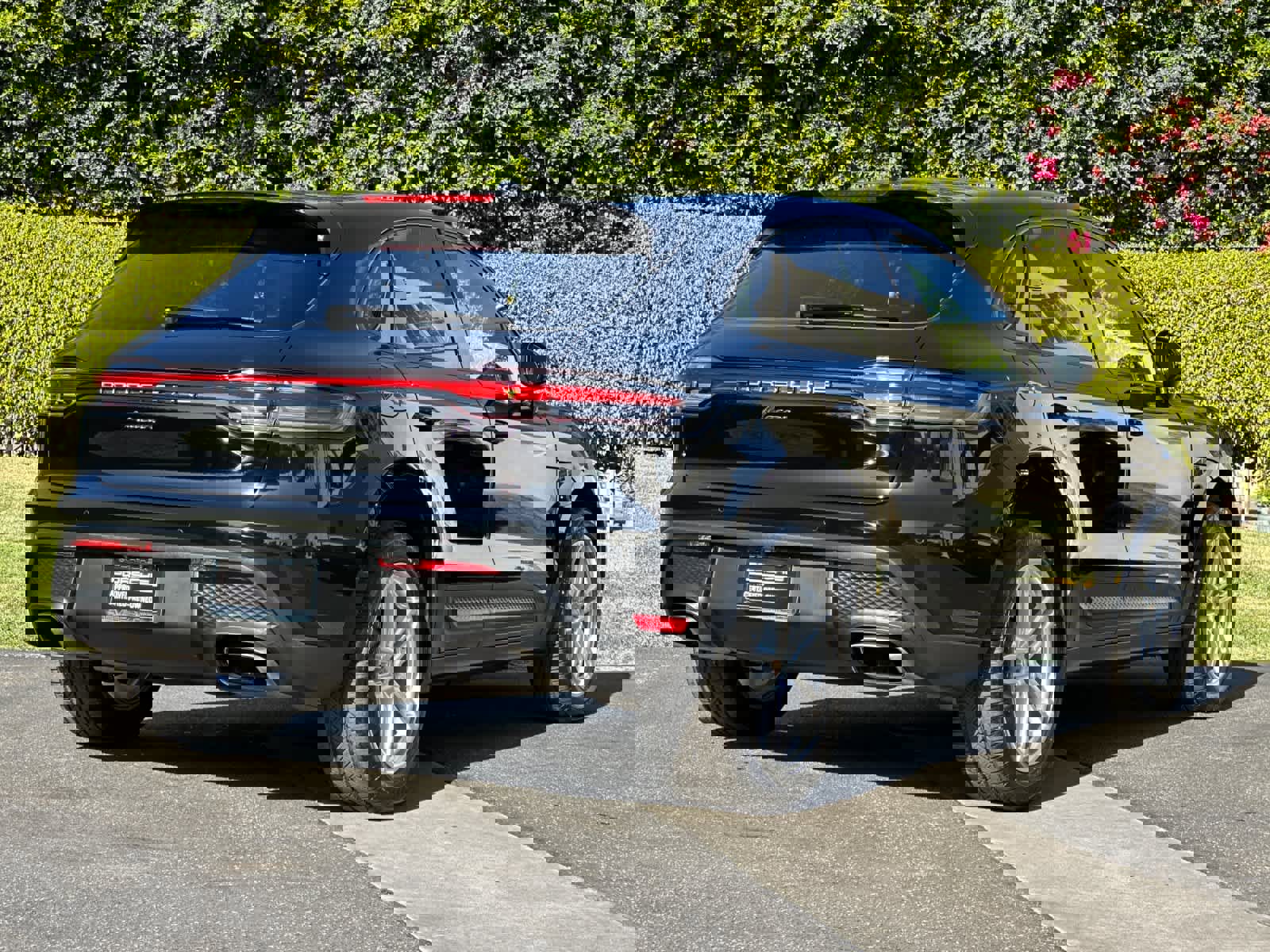 Used 2025 Porsche Macan image 8