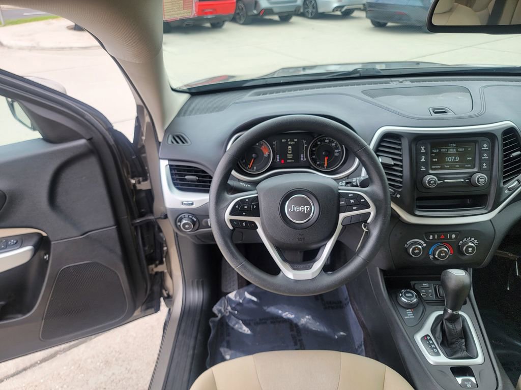 Used 2018 Jeep Cherokee Latitude AWD/4WD image 18