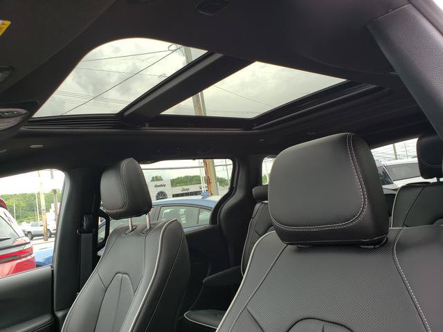 New 2026 Chrysler Pacifica Limited AWD/4WD image 7