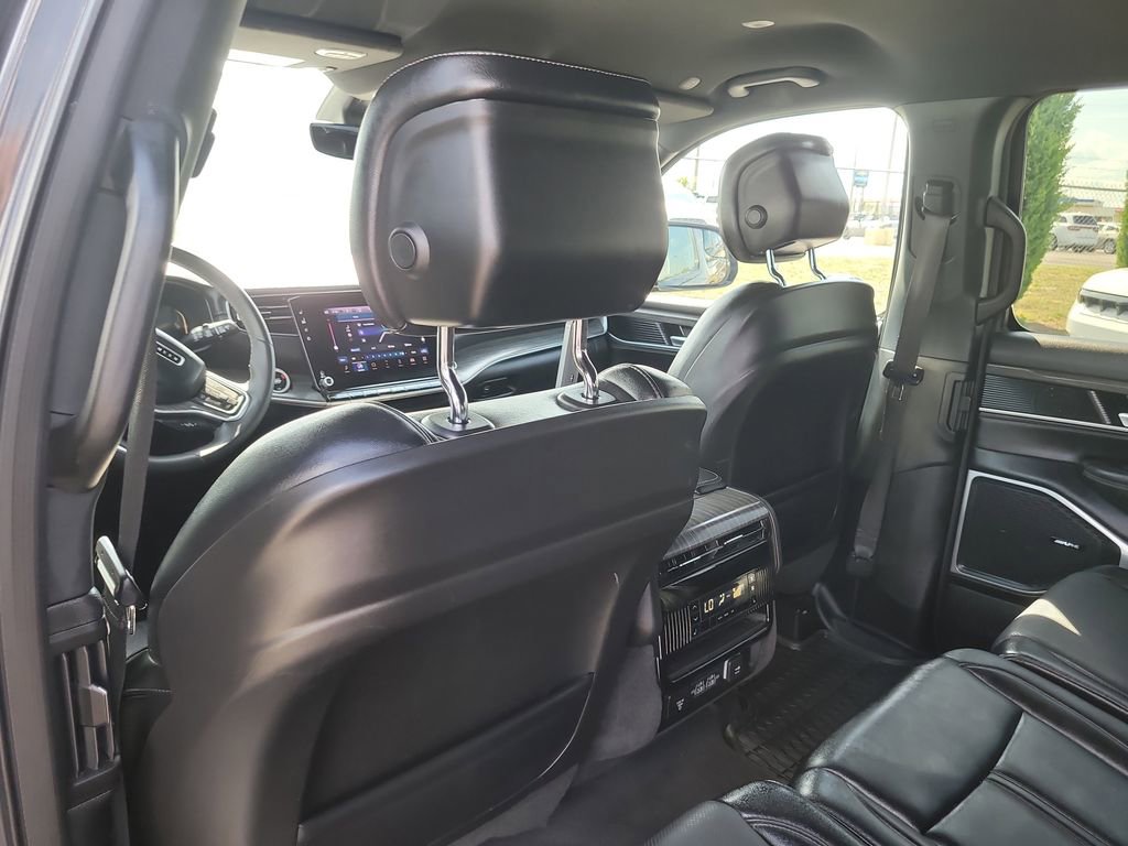 Used 2024 Jeep Wagoneer L Series II w/ Flexible Seating Group RWD image 13