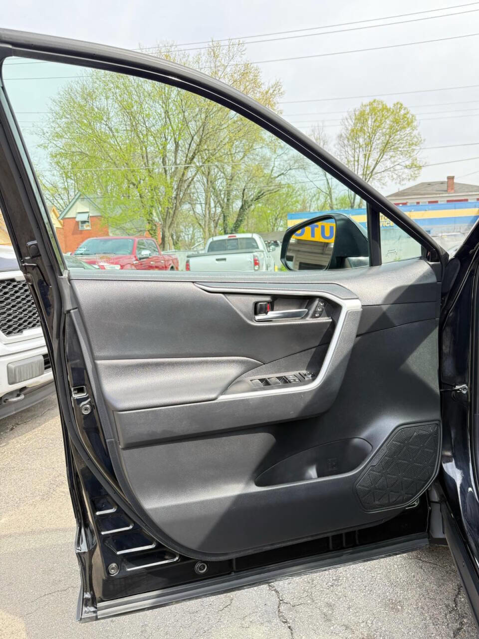 Used 2021 Toyota RAV4 XLE Premium image 10
