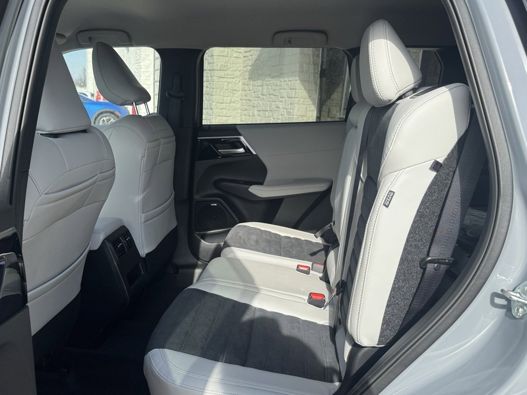 New 2026 Mitsubishi Outlander SE image 9