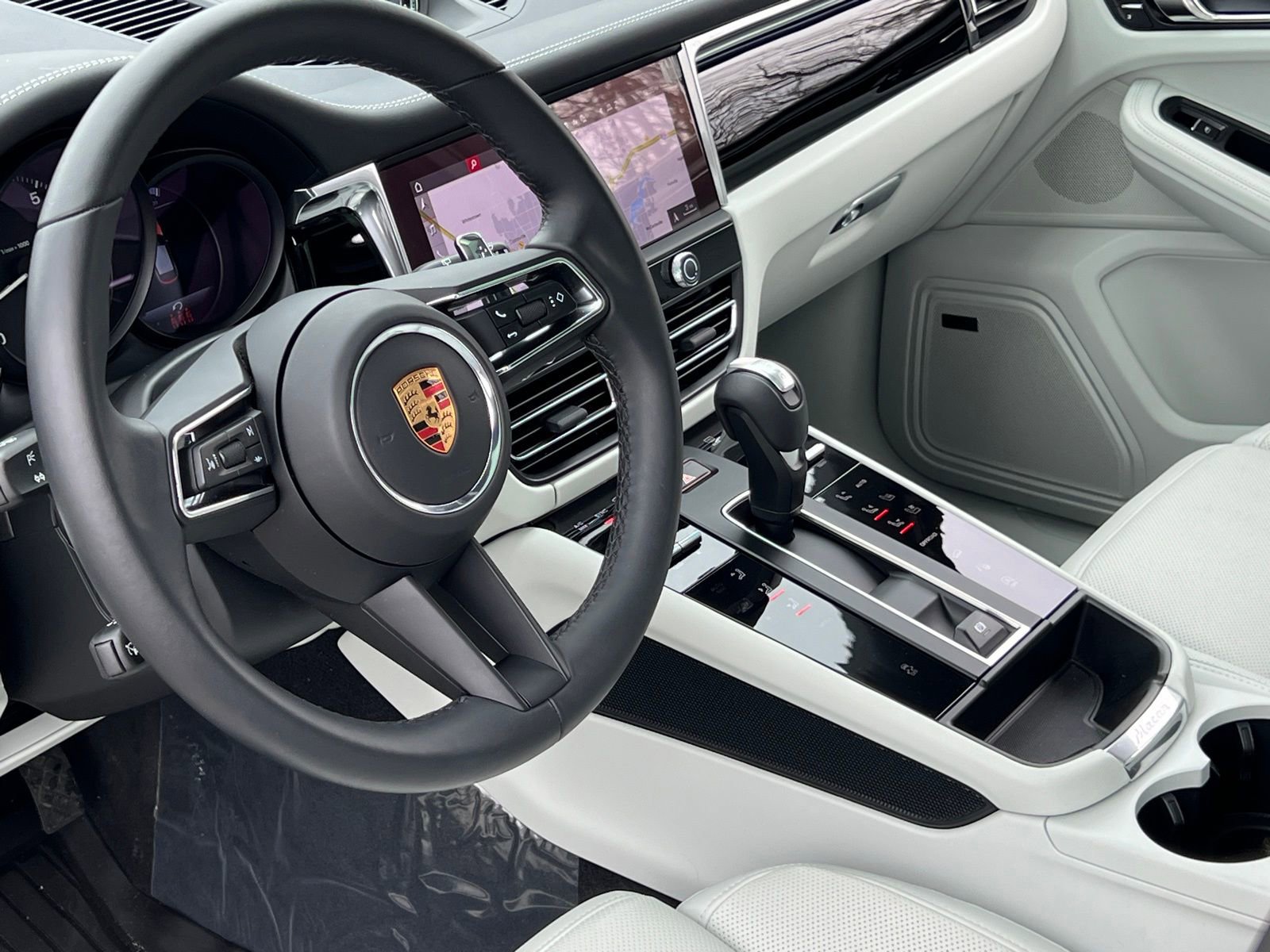 Certified 2025 Porsche Macan image 4