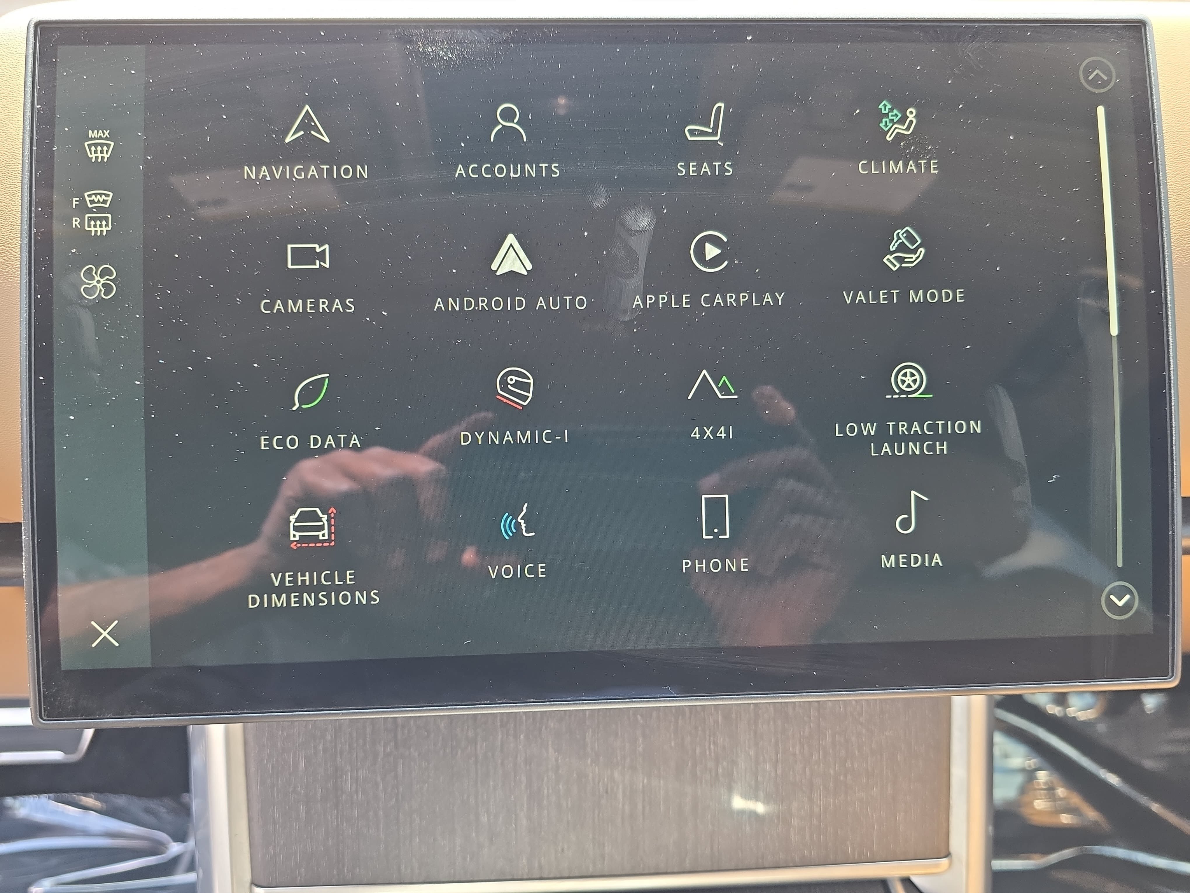 Certified 2025 Land Rover Range Rover SE AWD/4WD image 22