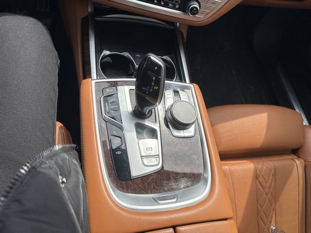 Used 2021 BMW 750i xDrive w/ M Sport Package image 25