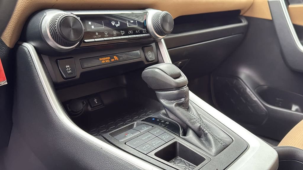 Used 2022 Toyota RAV4 LE image 22